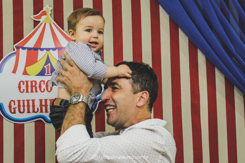 foto do pai levantando o bebê