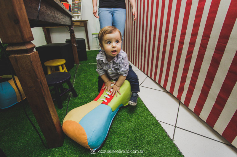 fotografia infantil bebê no sapato gigante