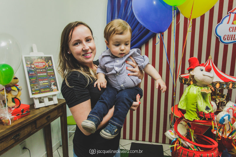 fotografia infantil moça com bebê na decoração