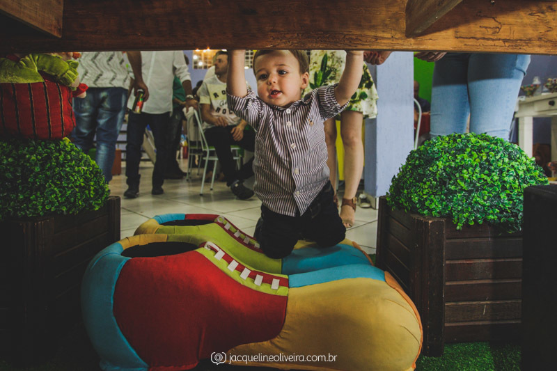 foto do gui embaixo da mesa do seu aniversário