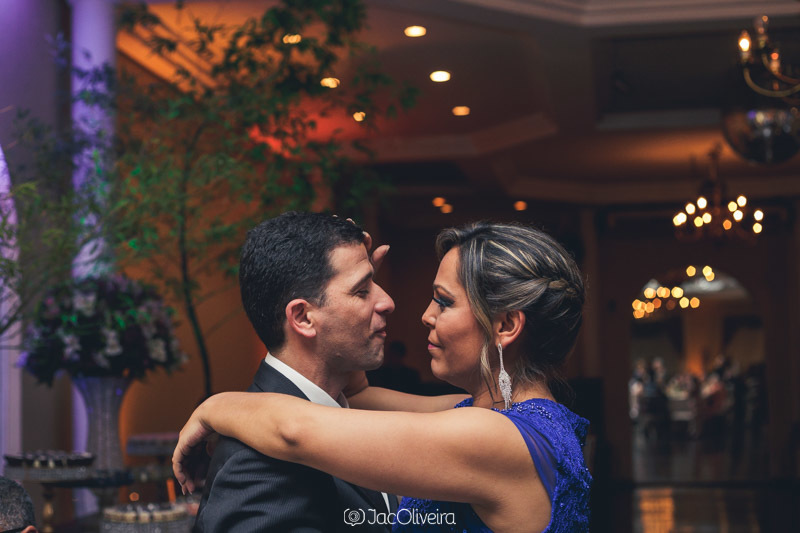 foto da formanda com marido abraçado