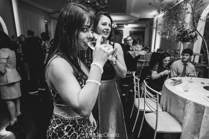 fotografia formatura em porto alegre de moça bebendo na festa