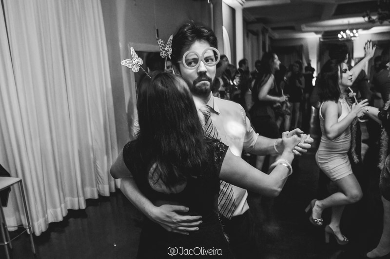 casal dançando na festa de formatura