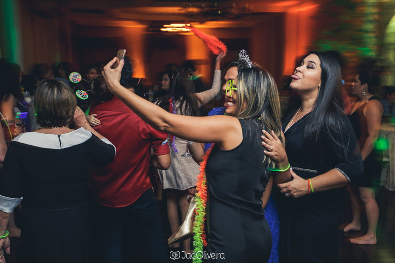 mulheres tirando selfie