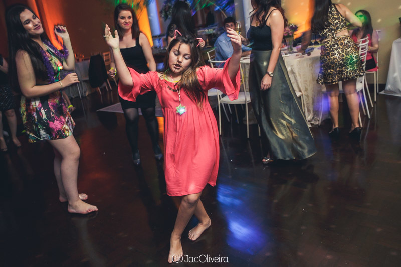 menina dançando concentrada