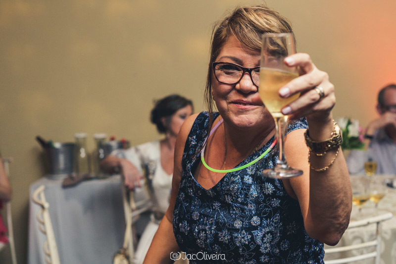 mãe da formanda brindando, fotógrafo porto alegre formatura