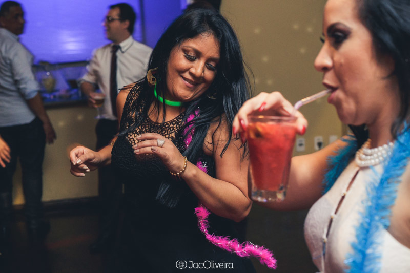 caipira de morango e mulher dançando por fotografo formatura porto alegre