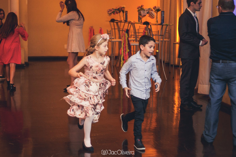 foto das crianças correndo no salão