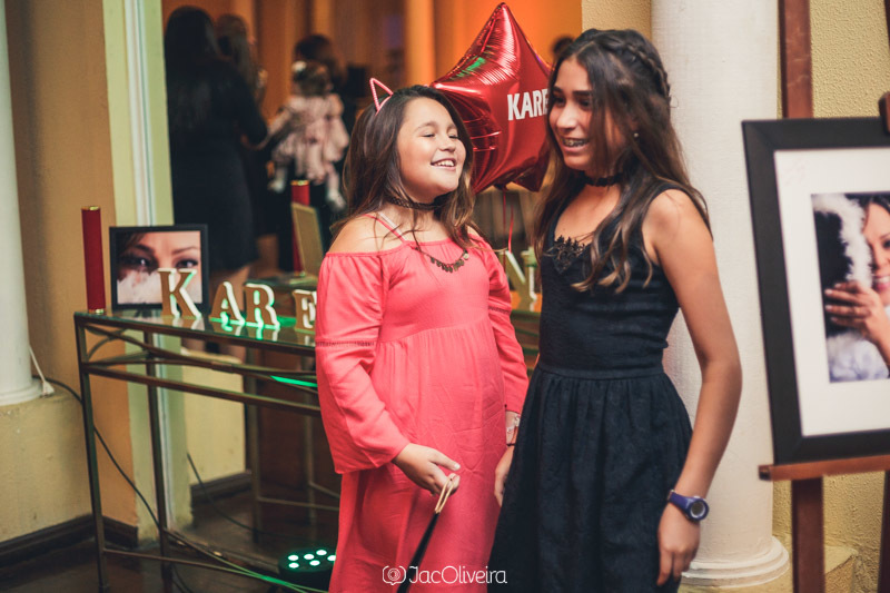 foto de duas meninas rindo e conversando