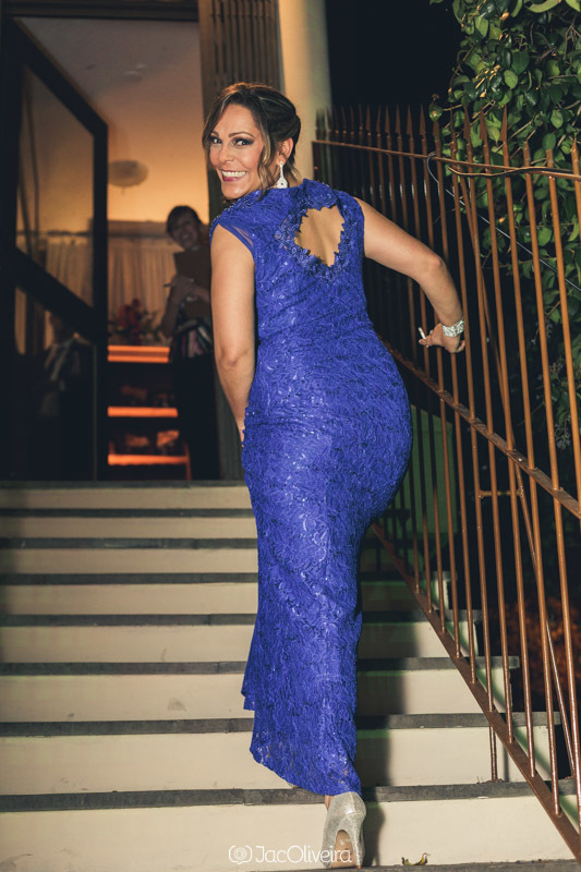 fotografia formatura porto alegre formanda vestido azul subindo escada