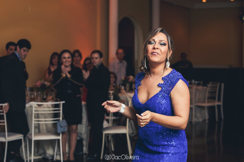 foto da formanda de azul entrando no salão fotógrafo porto alegre formatura