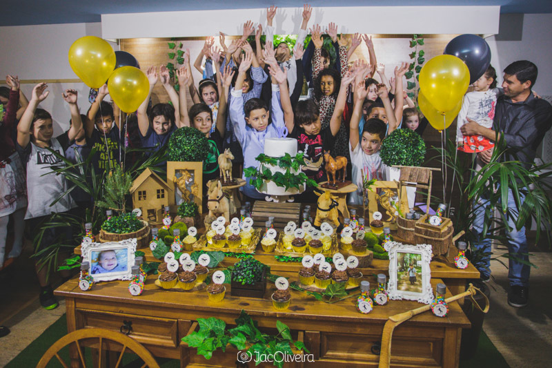 foto do parabéns na mesa do bolo de cavalos
