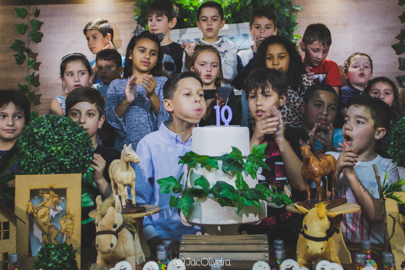 foto menino 10 anos soprando vela