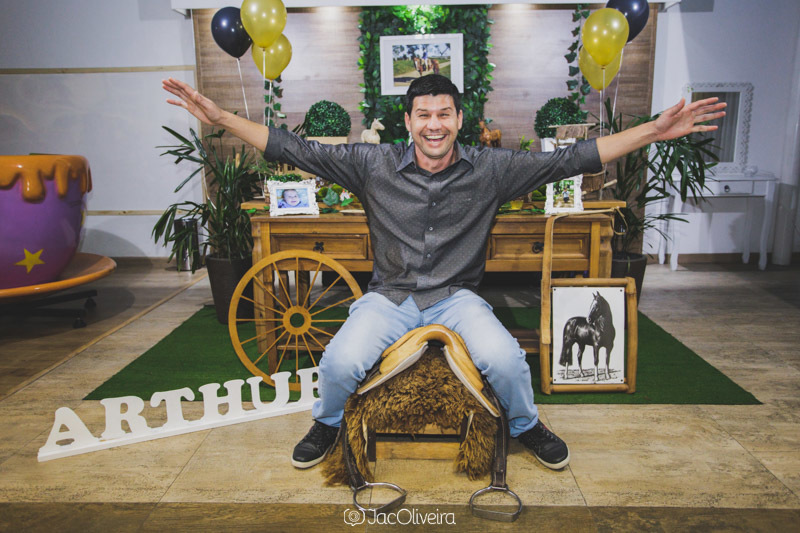 pai brincalhão na festa do filho