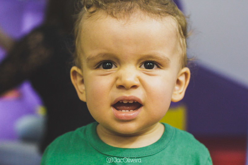 foto de menino fazendo careta para foto