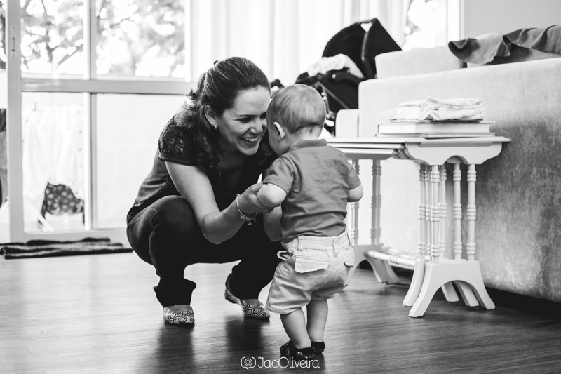 fotografo infantil porto alegre bebê de mãos dadas com a mãe