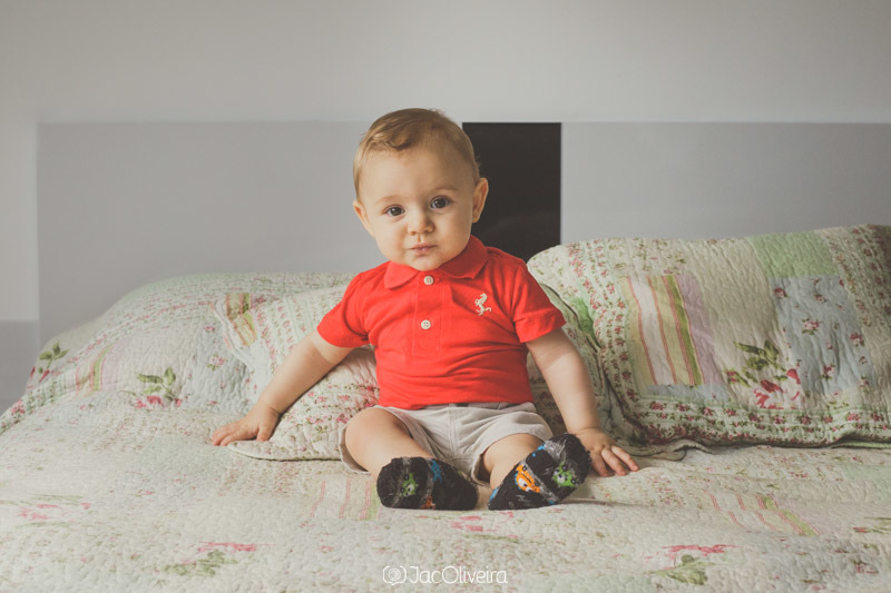 ffotografo infantil porto alegre heitor sentado na cama