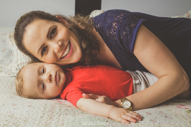fotografo infantil porto alegre mãe com rosto colado no bebê
