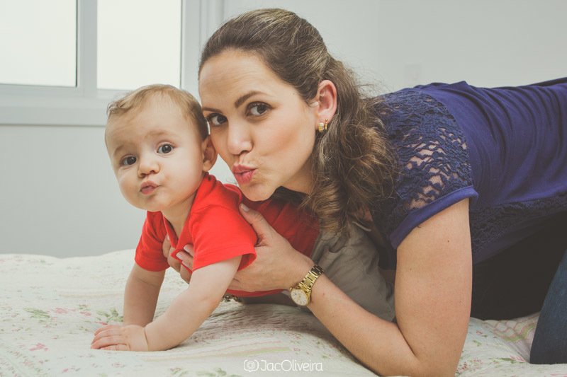 fotografo infantil porto alegre bebê com a mãe fazendo careta no ensaio feito na casa da família