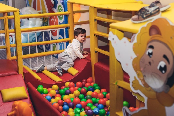 foto festa infantil com piscina de bolinhas