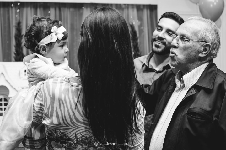 fotografia infantil preto e branco da família