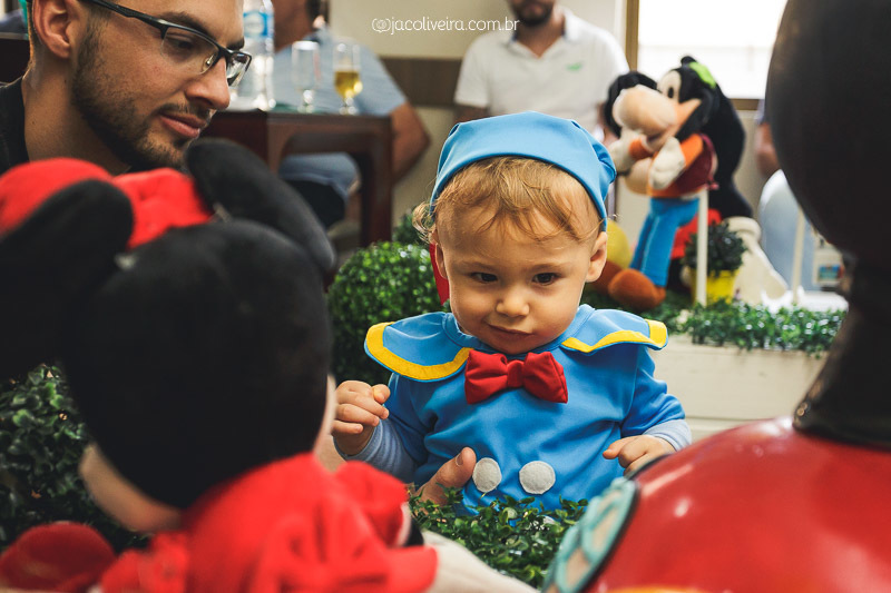 fotografia do bebê olhando a decoração fotografo infantil porto alegre