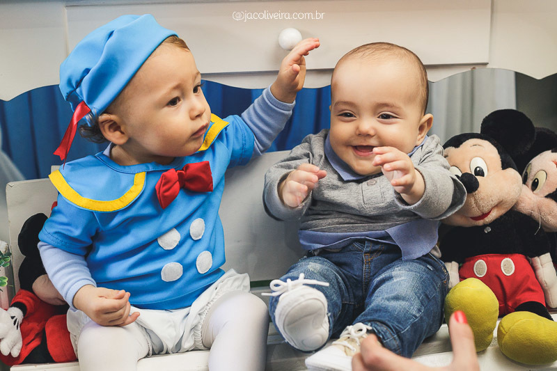 fotografia do bebê de 1 ano com primo fotografo festa infantil porto alegre