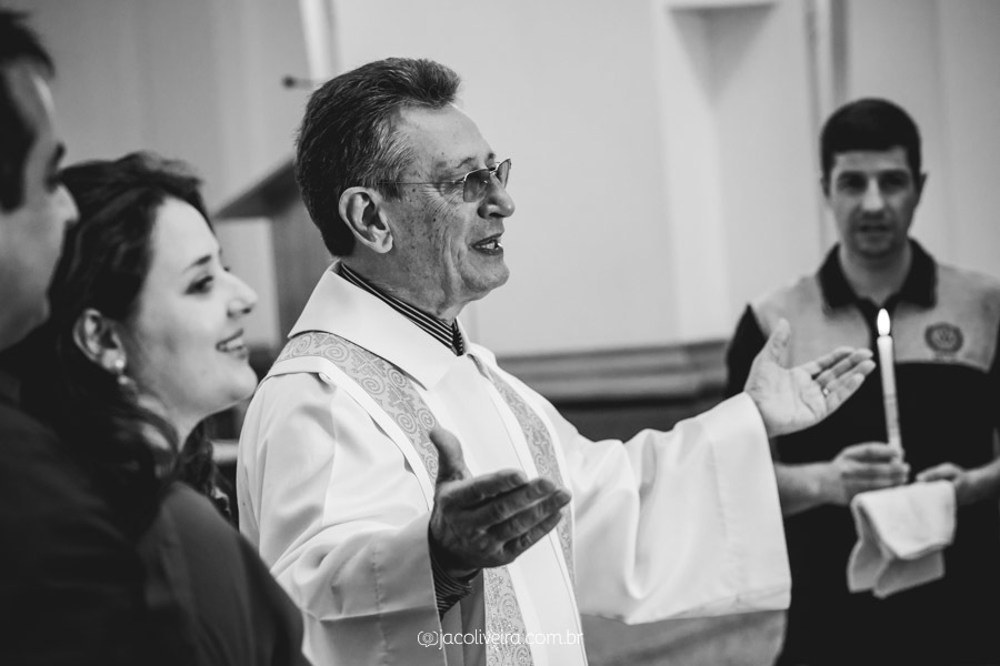 fotografia de batismo porto alegre padre abençoando