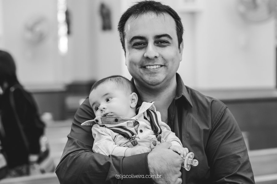 fotografia do pai do bebe no batismo