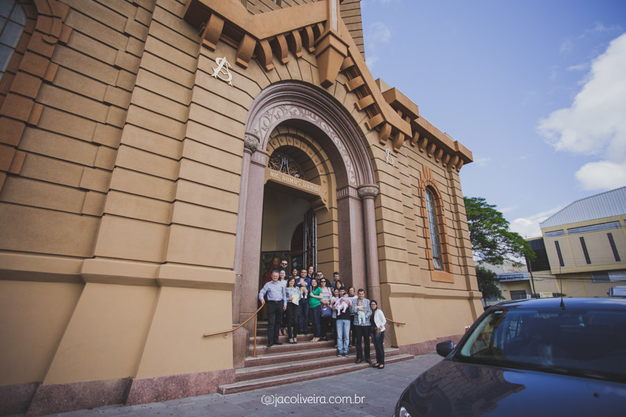 fotografia da familia na frente da igreja depois do batismo