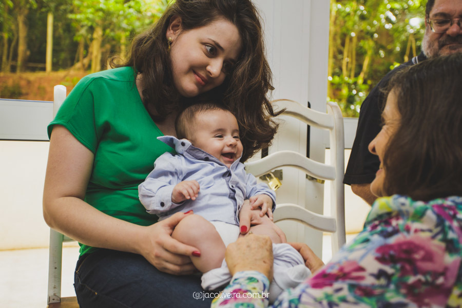 avó brincando com o neto no batismo