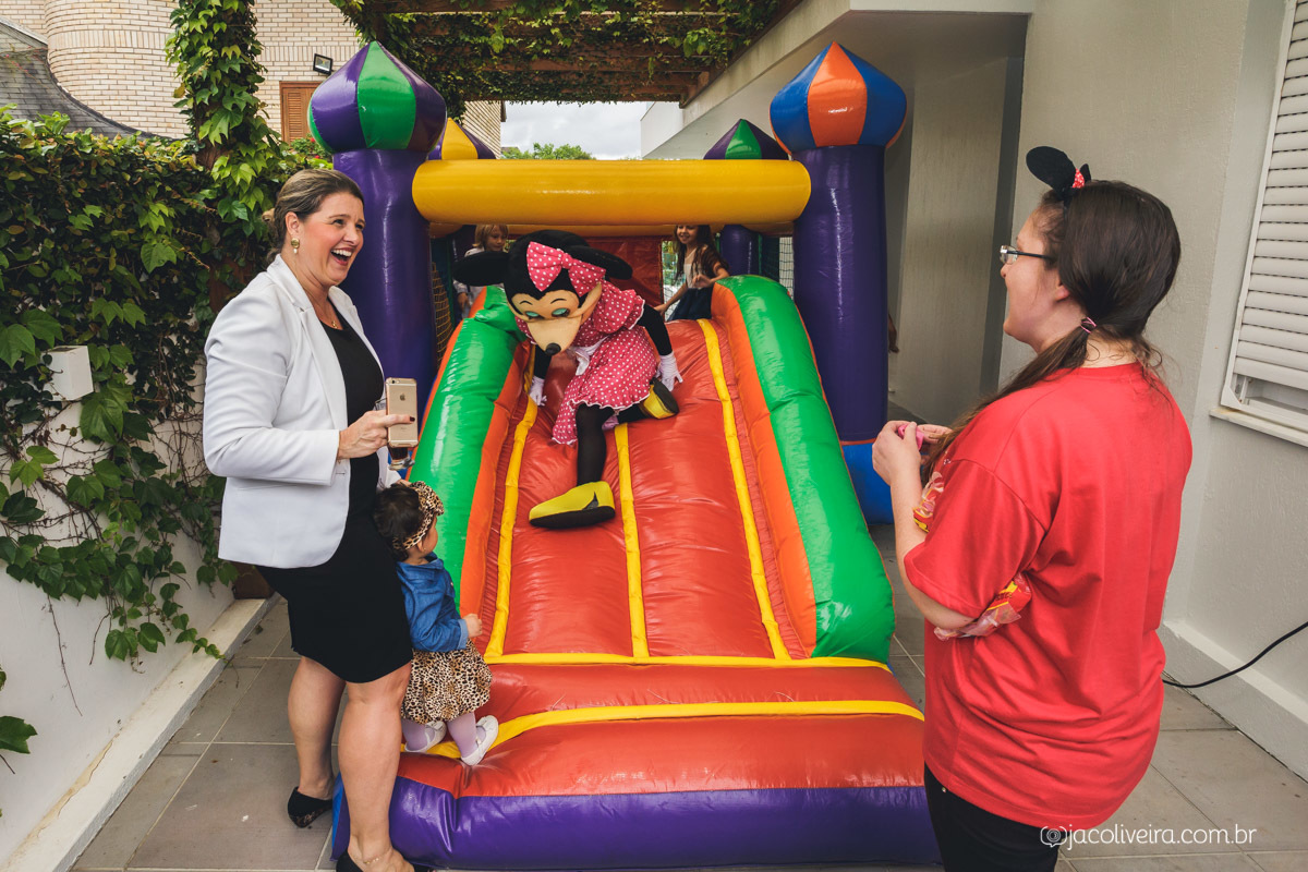 foto da minnie escorregando no brinquedo