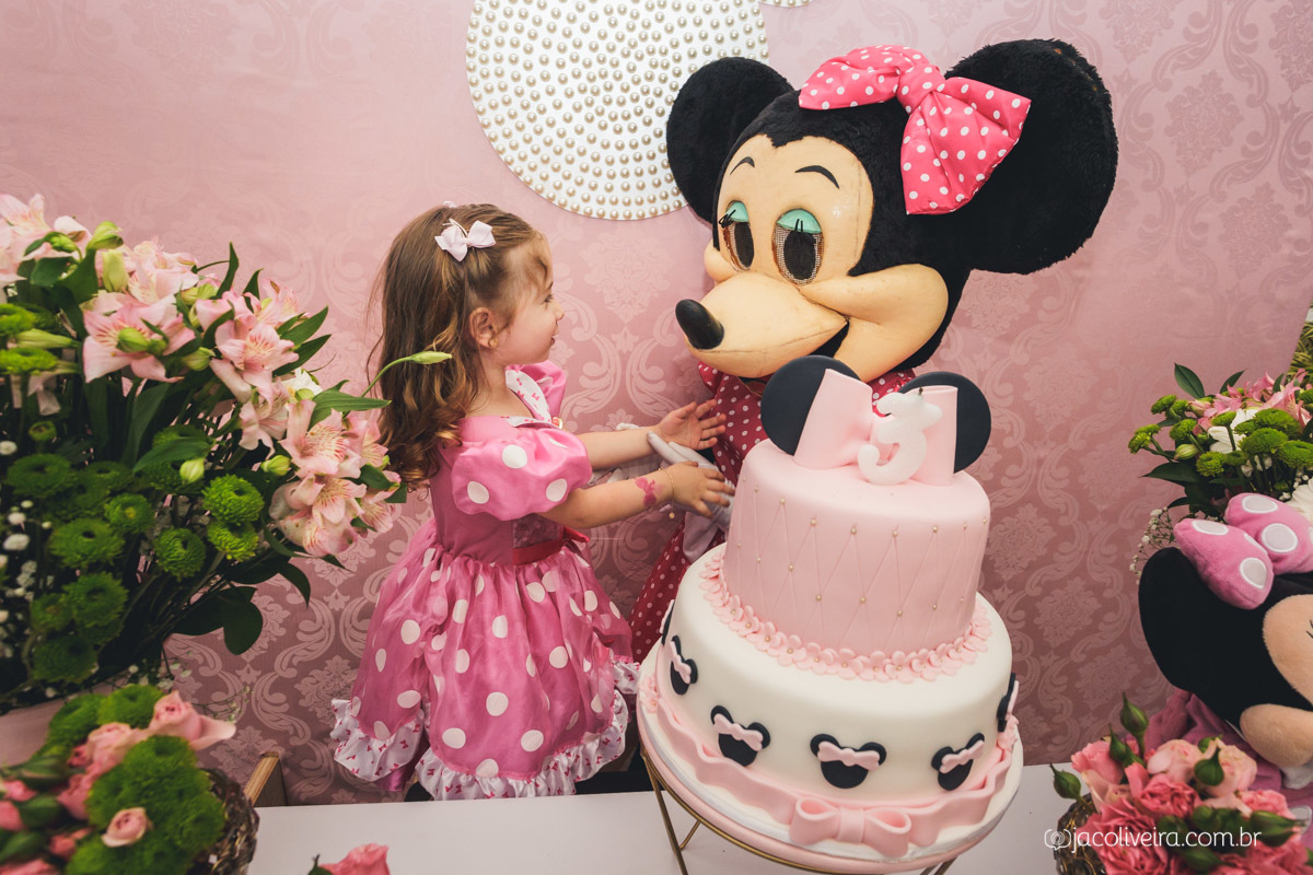 fotografia da minnie no bolo com a menina
