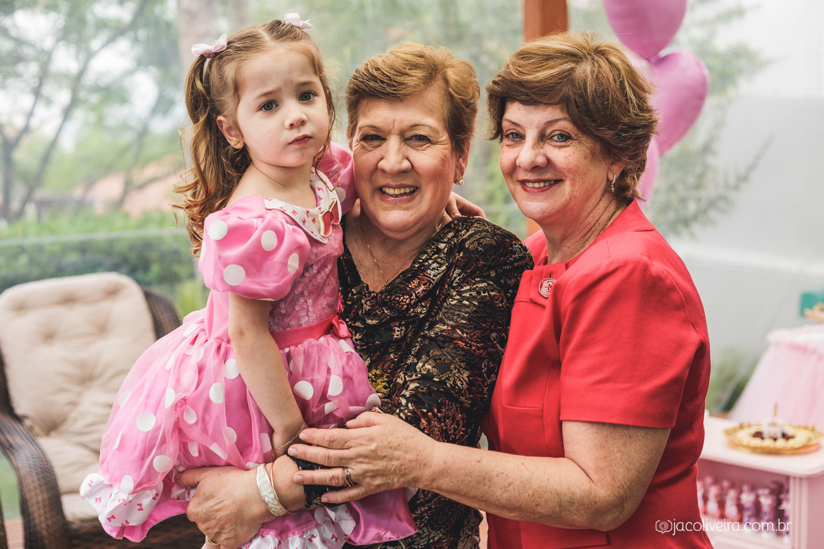 fotografia avós com menina de vestido rosa