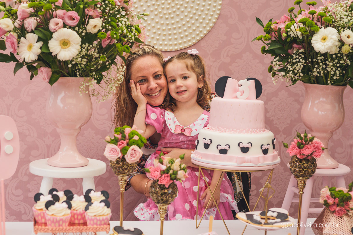 fotografia da mamae e da filha na mesa decorada minnie