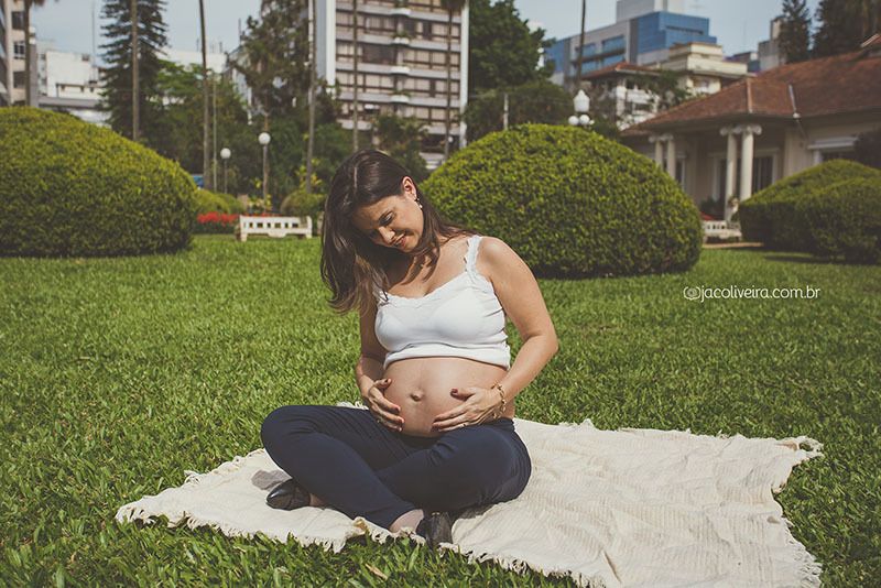 ensaio externo de gestante em porto alegre noiva sentada na manta na grama