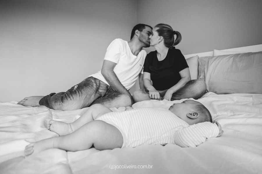 casal se beijando com bebê na cama porto alegre