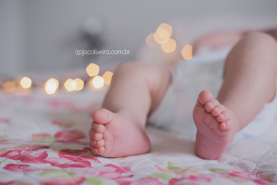 ensaio infantil detalhes dos pés do bebê e luzinhas