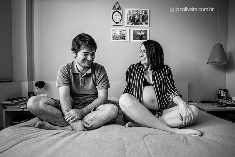 ensaio de gestante em casa com marido na cama do casal fotografo gestante porto alegre