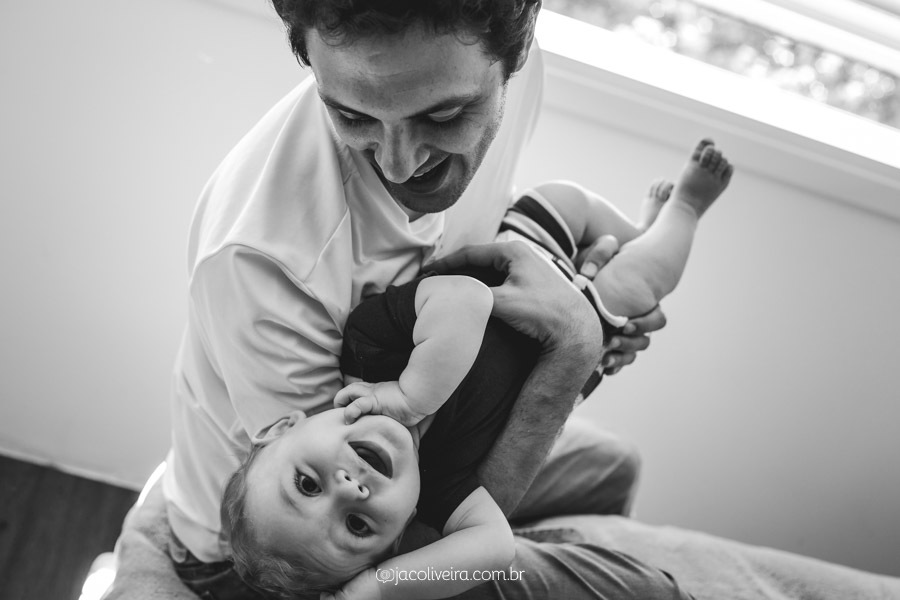 fotografo infantil porto alegre pai e heitor brincando ensiao 8 meses