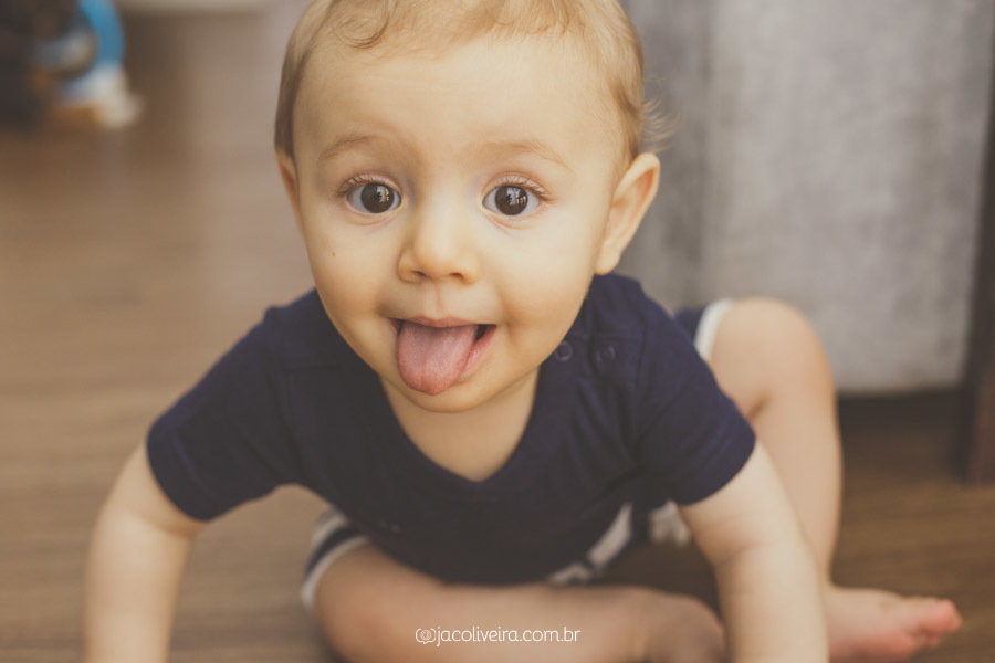 fotografo infantil porto alegre heitor colocando a lingua 8 meses