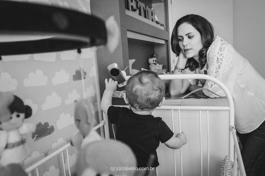 fotografo infantil porto alegre mãe olhando filho heitor 8 meses