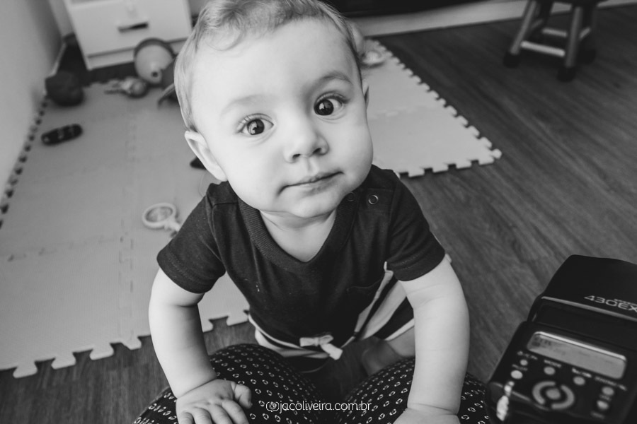 fotografo infantil porto alegre ensaio 8 meses heitor se apoiando na fotógrafa