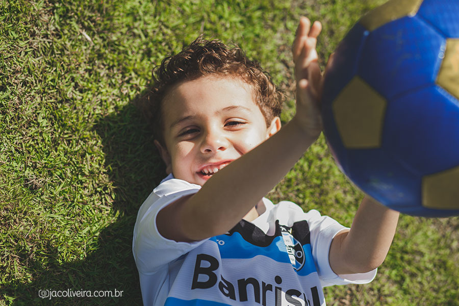 fotografia infantil porto alegre mini ensaio menino com bola boulevard laçador