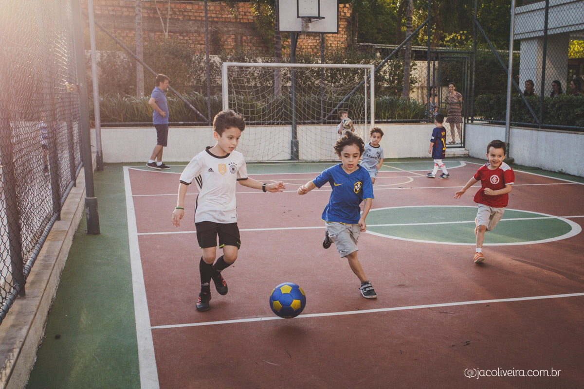 crianças correndo na quadra de futebol do condominio na festa infantil fotografo em porto alegre