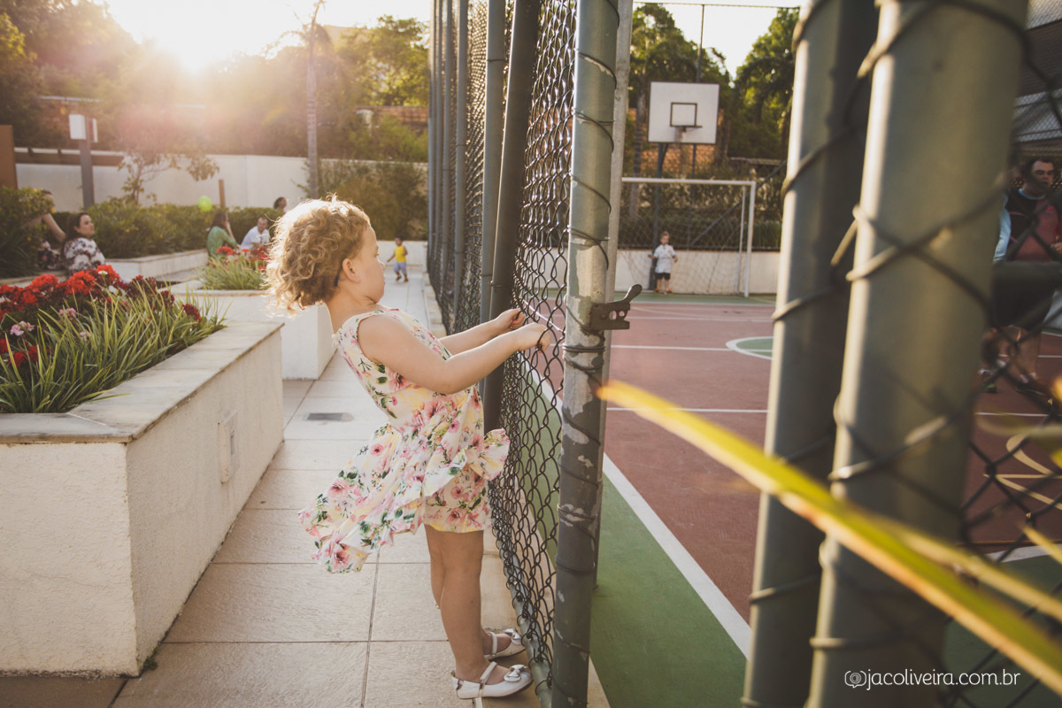 fotógrafo em porto alegre rs, menina vendo jogo, vestido florido