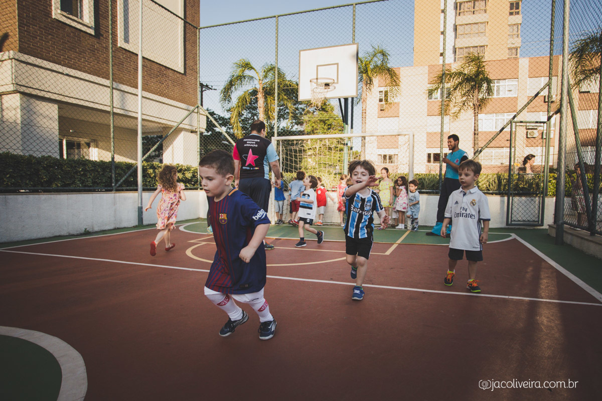 crianças correndo para se esconder na festa infantil, fotografo porto alegre
