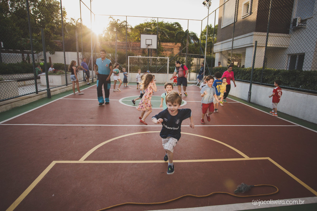 fotógrafo infantil porto alegre quadra de futebol com crianças correndo