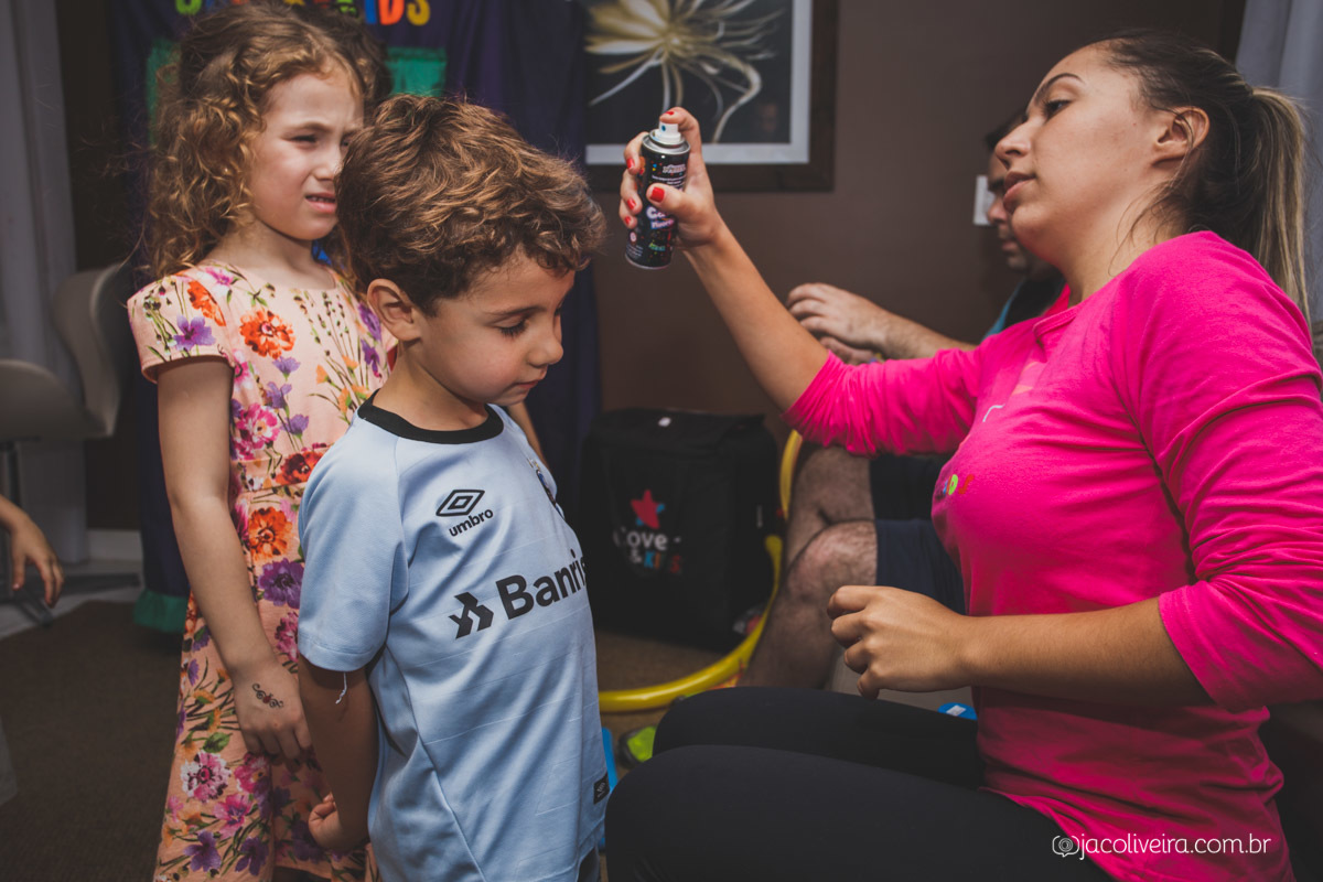 fotografo infantil bernardo pintando cabelo com spray no aniversario