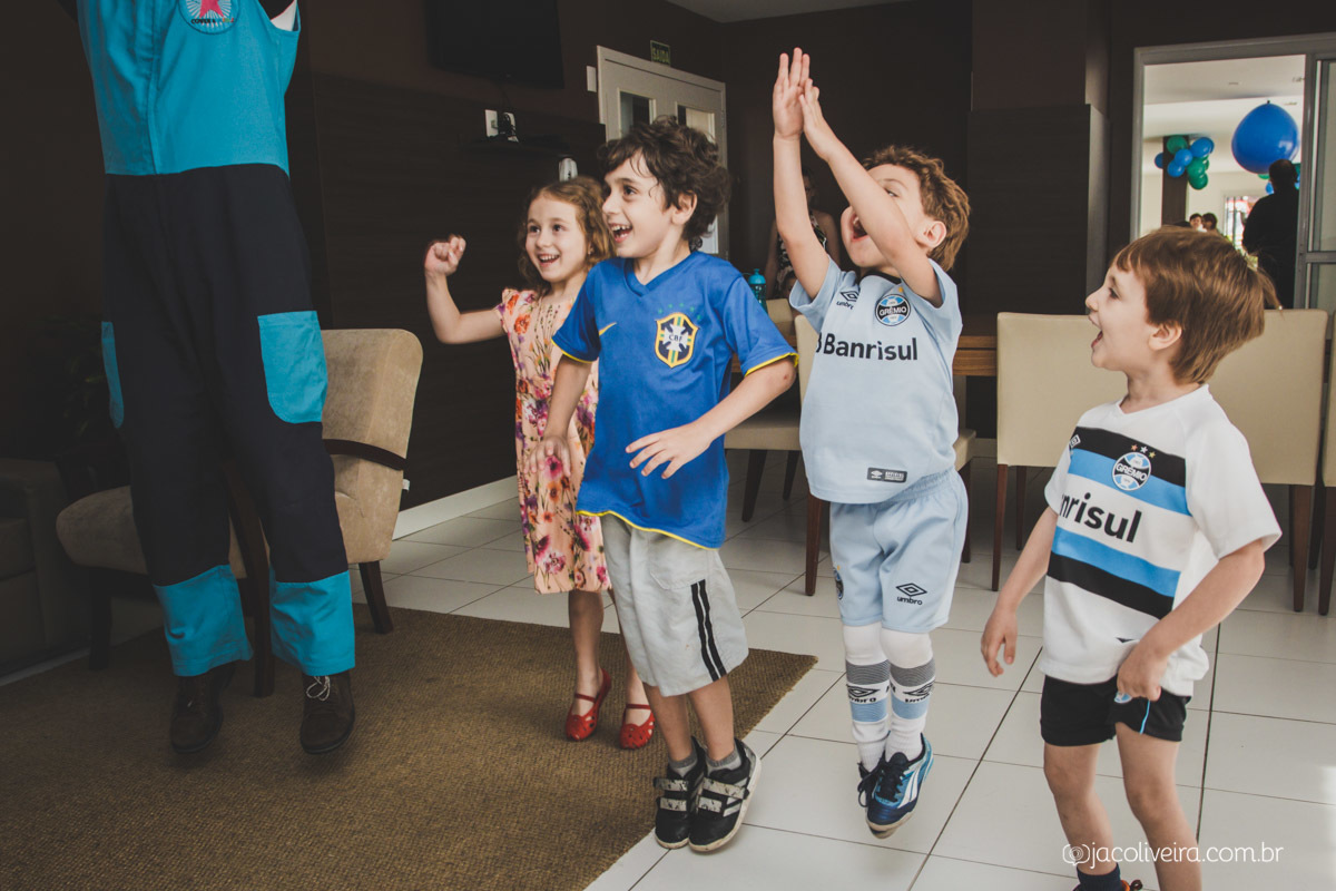 crianças brincando no aniversário fotógrafo infantil porto alegre